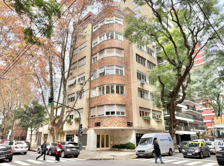Distinguido Piso en Venta con Cochera y Baulera en Belgrano.