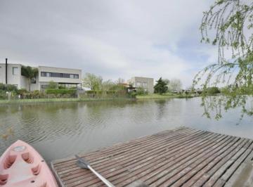 Casa · 245m² · 6 Ambientes · 4 Cocheras · Venta Casa a La Laguna 6 Amb Barrio San Benito Villanueva