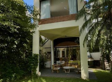 Casa · 300m² · 5 Ambientes · 2 Cocheras · Venta Casa Doble Altura 5 Ambientes 556 m² Jardin C/pileta 2 Cocheras