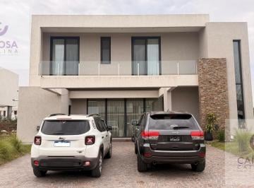 Casa · 220m² · 4 Ambientes · 1 Cochera · Venta - Casa en Terralagos