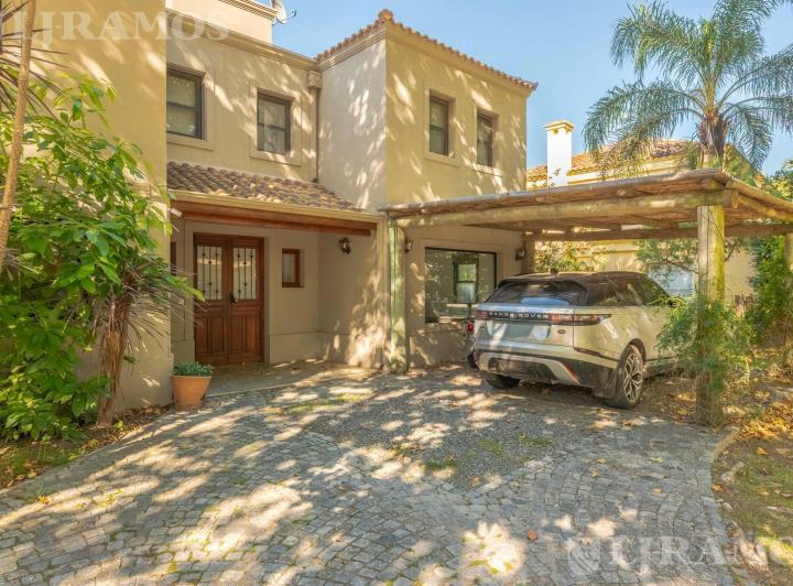 Casa · 255m² · 6 Ambientes · 4 Cocheras