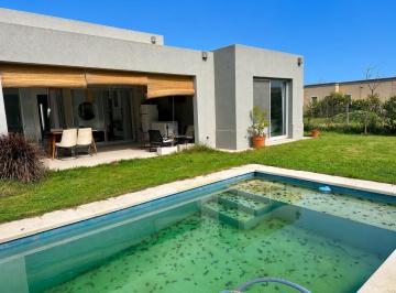 Casa · 130m² · 4 Ambientes · 3 Cocheras · Casa en Una Planta en Venta en Santa Emilia