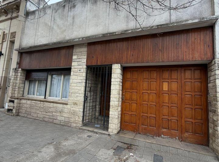 Casa · 319m² · 8 Ambientes · 1 Cochera