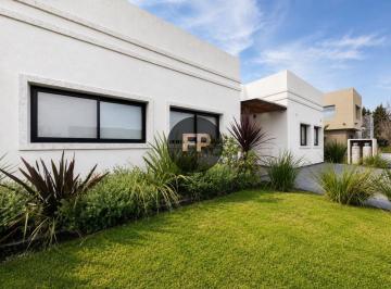 Casa · 165m² · 4 Ambientes · 2 Cocheras · Casa en Alquiler Barrio Cruz del Sur, San Vicente.