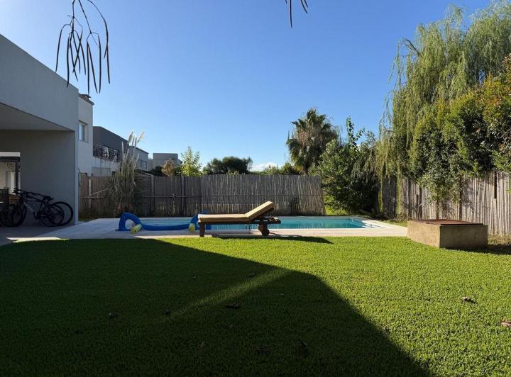 Casa · 274m² · 5 Ambientes · 2 Cocheras