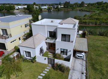 Casa · 225m² · 5 Ambientes · 2 Cocheras · Casa Al Río B° Canal - Villanueva