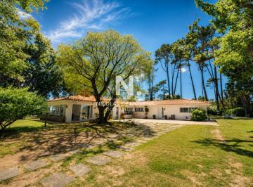 Foto1 · En Venta Casa de 5 Dorm. en Punta del Este, Golf. con Parrillero y Piscina
