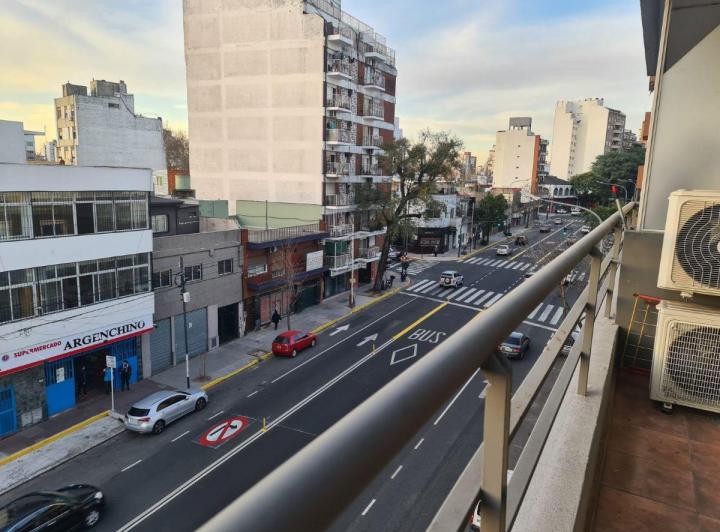 Luminoso Departamento de 2 Ambientes con Balcón Al Frente Sobre Av Directorio 3500