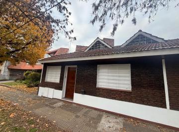 Casa · 200m² · 3 Ambientes · 1 Cochera · Casa en Alquiler Sobre Av Espora Adrogué con Cochera