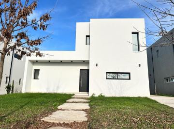 Casa · 178m² · 4 Ambientes · 3 Cocheras · Sg Casa Venta Barrio Santa Lucía