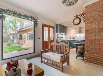 Casa · 259m² · 6 Ambientes · Venta Casa Villa Celina Centro 2 Locales Jardin + Pileta