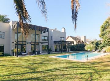 Casa · 484m² · 4 Dormitorios · 2 Cocheras · Casa Moderna con Buena Ubicación Central en San Jorge Village