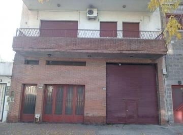 Casa · 215m² · 4 Ambientes · 1 Cochera · Venta Casa 4 Amb + Galpon 135 m² Cub. La Paternal