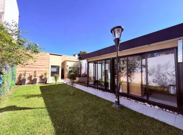 Casa · 141m² · 4 Ambientes · 2 Cocheras · Casa de 4 Ambientes en Venta a Estrenar en Adrogué