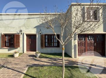 Casa · 150m² · 4 Ambientes · 2 Cocheras · Casa Familiar de 3 Dorm. con Suite, Piscina, Galería y Cochera Doble | Novillo 845