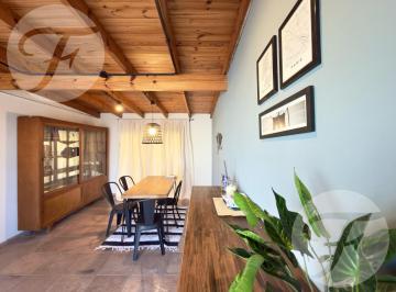 Casa · 90m² · 4 Ambientes · 1 Cochera · Casa en Venta en PH Sobre Lote de 320 m² - Jardín, Oficina, Uso Comercial a m del Centro