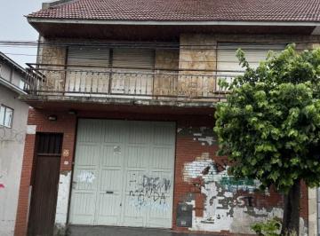 Bodega-Galpón · 400m² · Venta Amplio Galpon con Entrada de C Amion y Dpto 3 Ambientes Sobre Lote 8 m X 43 m. en Zona L