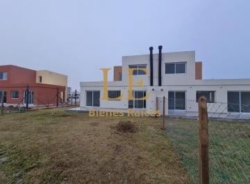 Casa · 100m² · 4 Ambientes · 2 Cocheras · Alquiler Casa de Santa Ana Villanueva