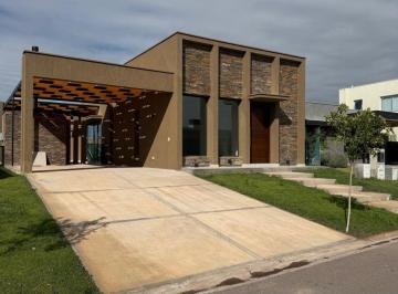 Casa de 6 ambientes, Carrodilla · Imponente y Exclusiva Casa en Barrio Privado Gran Boedo