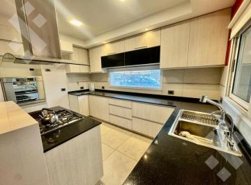 Casa · 321m² · 6 Ambientes · 4 Cocheras · Casa Venta 4 Dorm. Fernandez Oro