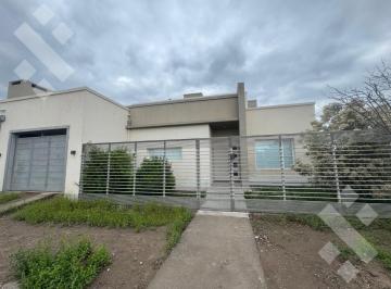 Casa · 321m² · 6 Ambientes · 4 Cocheras · Casa Venta 4 Dorm. Fernandez Oro