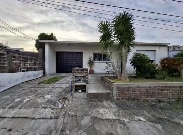 Casa · 107m² · 4 Ambientes · 1 Cochera · Venta de Propiedad con 3 Casas, en Colonia del Sacramento
