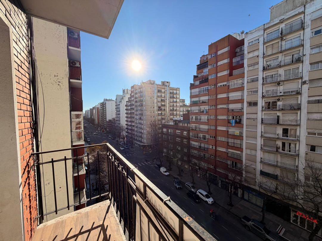 Departamento 3 Ambientes con Dependencia Reciclado al Frente sobre Avenida Colón