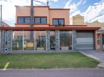 Casa · 224m² · 6 Ambientes · 2 Cocheras · Casa en Venta en Lisandro Olmos, Tres Dorm. y Pileta