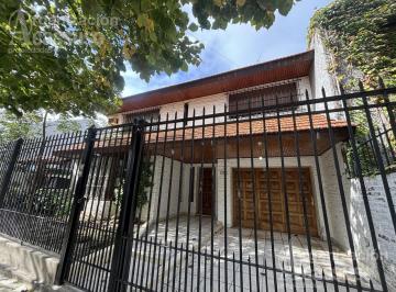 Casa · 202m² · 5 Ambientes · 2 Cocheras · Excelente Casa en Alquiler - Lomas de San Isidro