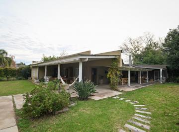 Quinta vacacional · 152m² · 3 Dormitorios · 1 Cochera · Casa Quinta en Los Robles