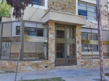 Casa de 6 ambientes, Ciudad de Mendoza · Casa Esquina en Venta con Pileta - Frente a Dalvian