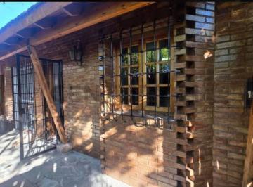Casa · 204m² · 5 Ambientes · 2 Cocheras · Venta de Casa en Capilla del Rosario, Guaymallén, Mendoza. ID