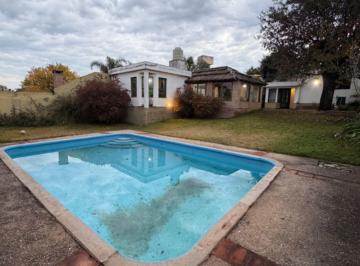 Casa · 216m² · 8 Ambientes · 2 Cocheras · Casa 3 Dor 3 Baños, Quincho, Pileta, 612 m Terreno