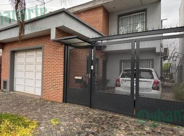 Casa · 180m² · 4 Ambientes · 2 Cocheras · Venta de Hermosa Casa en Castelar Norte - Prox Av Santa Rosa