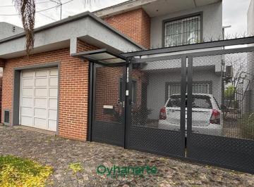 Casa · 180m² · 4 Ambientes · 2 Cocheras · Venta de Hermosa Casa en Castelar Norte - Prox Av Santa Rosa