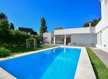 Casa · 270m² · 5 Ambientes · 2 Cocheras · 507 E/133y135