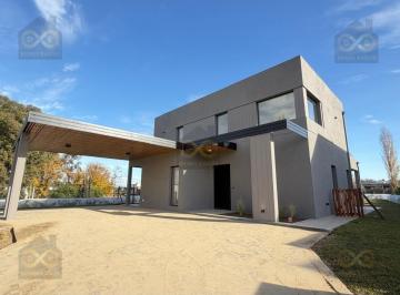 Casa · 185m² · 5 Ambientes · 2 Cocheras · Casa en Alquiler en Santa Guadalupe, Pilar del Este, Pilar