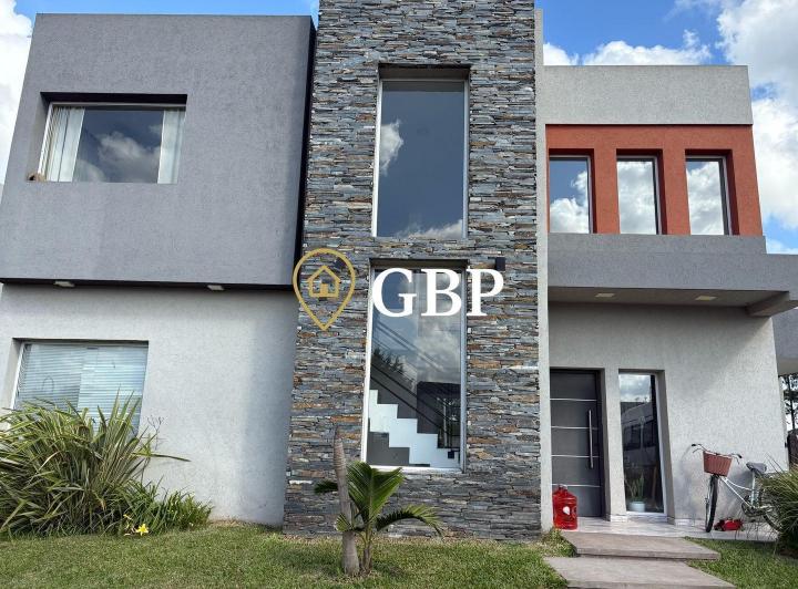 Casa · 215m² · 5 Ambientes · 2 Cocheras