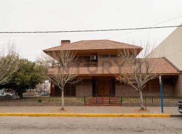 Casa · 325m² · 7 Ambientes · 3 Cocheras · Casa Centrica en Venta General Roca