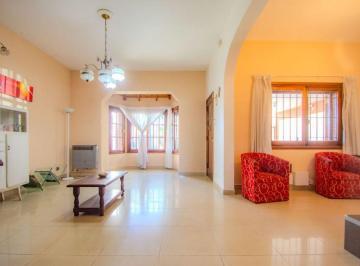 Casa · 170m² · 4 Ambientes · 2 Cocheras · Casa en Venta 4 Amb con Quincho Parrilla y Cochera