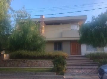 Casa · 410m² · 7 Ambientes · 2 Cocheras · Hermosa Casa en Venta en La Puntilla, Excelente Ubicación en Lujan de Cuyo.