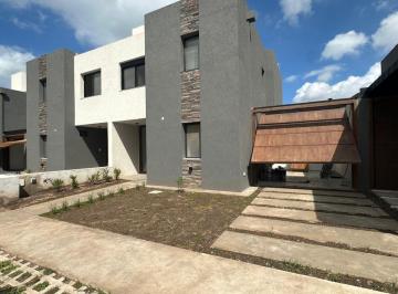 Casa de 5 ambientes, Córdoba · Vendo - Duplex - Inaudi - Introva - 3 Dor - Living Comedor - Galeria con Asador - Jardin - Cochera 2 - Radiadores