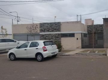 Casa · 250m² · 8 Ambientes · 1 Cochera · Hermosa Casa en Russell. Maipu