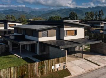 Casa · 97m² · 2 Ambientes · 2 Cocheras · Casa en San Lorenzo Chico