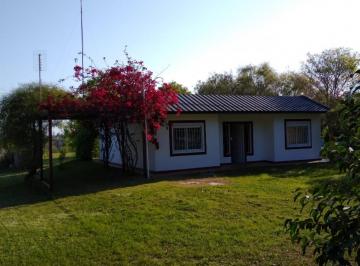 Quinta vacacional · 105m² · 6 Ambientes · 1 Cochera · Casa en Venta en Villa Urquiza en Amplio Lote