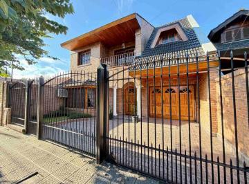 Casa · 197m² · 4 Ambientes · 2 Cocheras · Casa 4 Amb Palomar –coch. 2/3 Autos - Quincho - Jardín