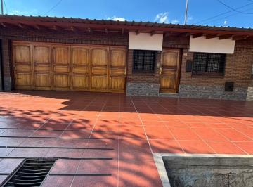 Casa de 5 ambientes, Dorrego · Patti Hansen Vende Casa en Calle J. Márquez N° 455.