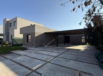 Casa · 143m² · 3 Dormitorios · 2 Cocheras · Casa en Carrodilla La Puntilla