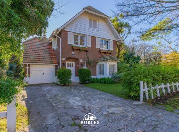 Casa · 409m² · 5 Ambientes · Residencia en El Excelente Entorno de Los Troncos