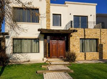 Casa · 300m² · 9 Ambientes · 6 Cocheras · Casa en Rodeo del Medio